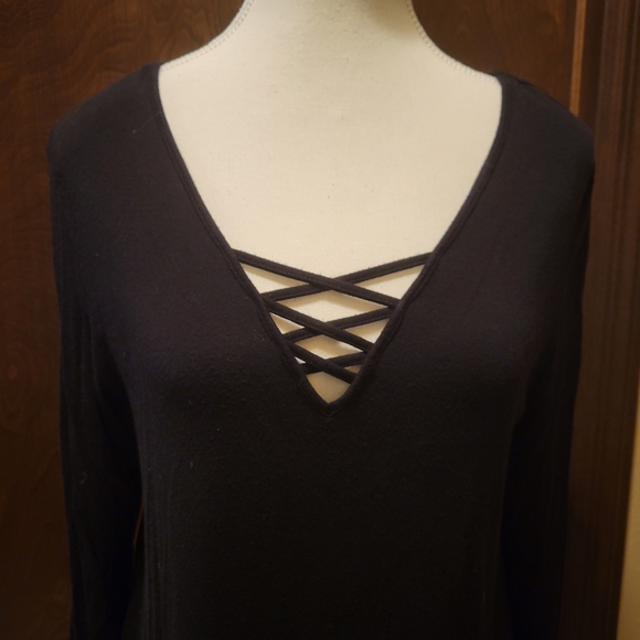 Feiersi Tops - Black Crisscross V-Neck Top